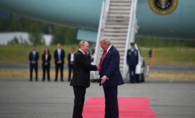 Приглашение РФ в «Совет мира» указывает, что Трамп стремится сохранить связи с Путиным, – FT