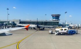 Россияне в 2025 году вдвое чаще сталкивались с длительными задержками авиарейсов из-за дронов