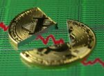 Биткойн стремительно дешевеет, приближаясь к психологической отметке: сколько уже стоит