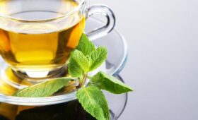 Какие добавки лучше не пить с зеленым чаем: фармацевт назвала 4