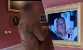 Активисты вывесили в Лувре фото экс-принца Эндрю, которого подозревают в связях с Эпштейном