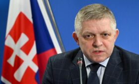 Фицо хочет оставить Украину без света ради российской нефти