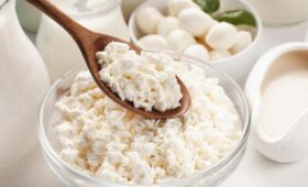 Диетологи предупредили об одном риске: что будет, если есть творог каждый день