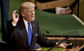 «Рассвет позора»: Трамп предаёт Украину не просто так, — The Guardian