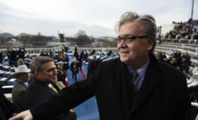 Экс-советник Трампа обсуждал с Эпштейном, как «свергнуть» Папу Франциска, — CNN