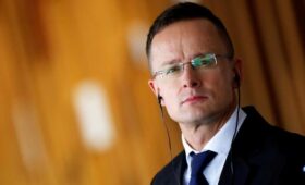 Сийярто публично поддержал нелегальную переправку украинцев через границу