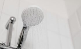 Почему люди все чаще отказываются от душа и полезно ли это: дерматологи дали ответ