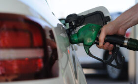 Правительства стран призывают граждан меньше ездить на авто: причина в нефтяном кризисе