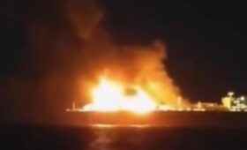 В Средиземном море горит танкер под флагом РФ, не исключена атака Украины, — Reuters (видео)