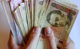 В Украине подсчитали зарплаты за прошлый месяц: кому платят больше, а кому меньше всего