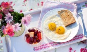 Когда нужно завтракать, чтобы похудеть: врач назвал точное время