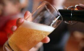 Зумеры потребляют больше алкоголя в старшем возрасте, чем миллениалы, — исследование