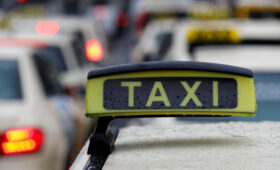 Бензин стремительно дорожает: службы такси ответили, повысят ли стоимость поездок