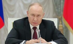 «Кхэ-кхэ»: Кремль случайно опубликовал поздравление Путина с провальными дублями (видео)