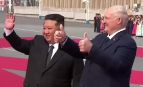 «На всякий случай, если появятся враги»: Лукашенко подарил Ким Чен Ыну винтовку