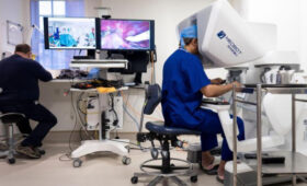 Лондонский хирург прооперировал пациента на расстоянии 2400 км с помощью робота