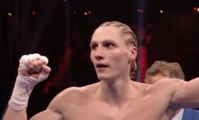 Украинский боксер защитил свои титулы, нокаутировав соперника в первом же раунде