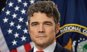 Уволился из-за войны с Ираном: ФБР подозревает в утечке информации топ-разведчика Трампа