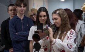 Студентов и школьников будут готовить к обороне, независимо от пола, – новый закон