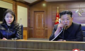 Ким Чен Ын с 13-летней дочерью наблюдал за запусками крылатых ракет (фото)