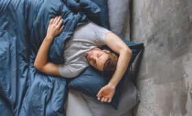 Неврологи назвали 4 проблемы со сном, которые могут быть признаками деменции