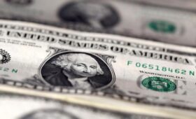 Доллар США растет из-за войны в Иране и дорогих энергоносителей, – Reuters