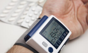 Что лучше пить при гипертонии: ученые назвали сок №1