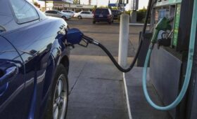 После критики правительство решило ограничить программу «Кэшбэк на топливо»