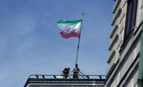 Иран будет обстреливать все суда, которые попытаются пройти через Ормузский пролив, — Reuters