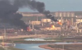 Столб дыма был виден за километры: в США внезапно загорелся крупный НПЗ