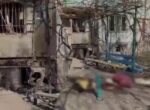 Россияне ударили по многоэтажке в Херсоне, погибли люди, сидевшие у подъезда (видео)