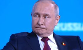 Россия разочарована атаками на Иран, но бессильна ему помочь, — Bloomberg