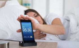 Кардиологи назвали одну распространённую утреннюю привычку, которая ускоряет старение сердца