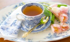 Эндокринолог рекомендует пить этот напиток во время еды, чтобы избежать сонливости после