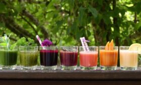 Учёные назвали сок, который помогает организму справляться с жирной пищей