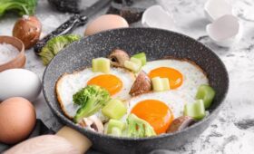 Как есть яйца для полного усвоения витамина D: диетолог назвала лучший способ