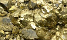 Дорогая нефть давит на золото: цены на металл падают