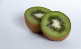 Что будет, если каждый день есть киви, и можно ли употреблять его кожуру: объяснения диетолога