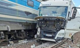 Во Львовской области грузовик протаранил пассажирский поезд