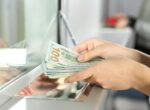 Доллар достигнет 45 гривень уже к осени: аналитик объяснил, стоит ли скупать валюту
