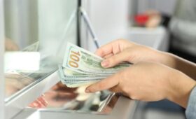 Доллар достигнет 45 гривень уже к осени: аналитик объяснил, стоит ли скупать валюту