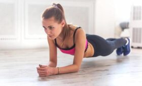 Сколько нужно стоять в планке в 40, 50 и 60 лет: тренер объяснил, что важнее, чем время