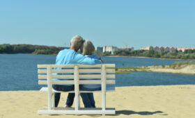 От чего стоит отказаться, чтобы дожить до 100 лет: эксперты назвали 10 вредных привычек