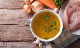 Какой бульон на самом деле полезнее — костный или куриный: сравнение пищевой ценности