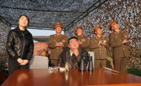 Ким Чен Ын наблюдал за пуском ракет с кассетными боеприпасами вместе с дочерью-наследницей