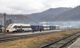 Без очередей и касс: «Укрзализныця» упростила покупку билетов на поезда в западных областях
