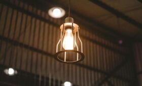 Россия массированно ударила по энергетике Украины: жители шести областей частично без света