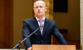 Сийярто после поражения Орбана начал уничтожать документы, связанные с санкциями, — Мадьяр