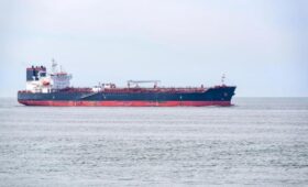 Индия впервые за семь лет ждала нефть из Ирана, но танкер резко изменил курс, — Bloomberg