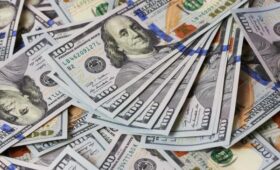 Сколько будут стоить 100 долларов перед Пасхой: прогноз банкира до 12 апреля